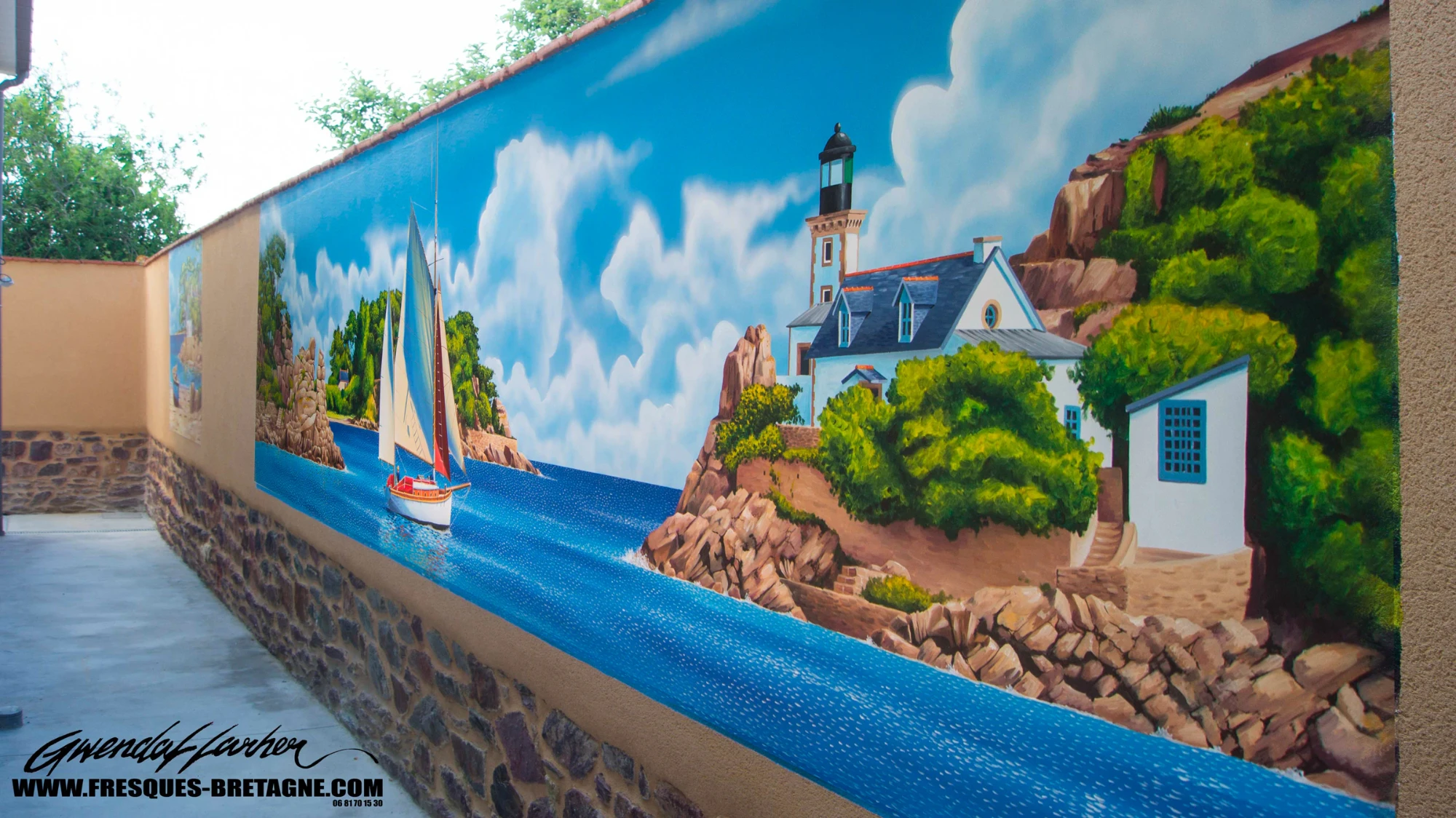 Fresque en trompe-l'œil de voilier et de phare sur un mur mitoyen de jardin de particulier à Bédée